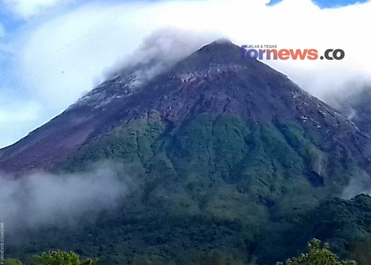 GUNUNG Merapi berada di perbatasan Jawa Tengah dan Daerah Istimewa Yogyakarta (DIY) dilihat dari Dusun Kinahrejo, Kelurahan Umbulharjo, Kapanewon Cangkringan, Kabupaten Sleman, DIY. (foto fornews.co/adam)