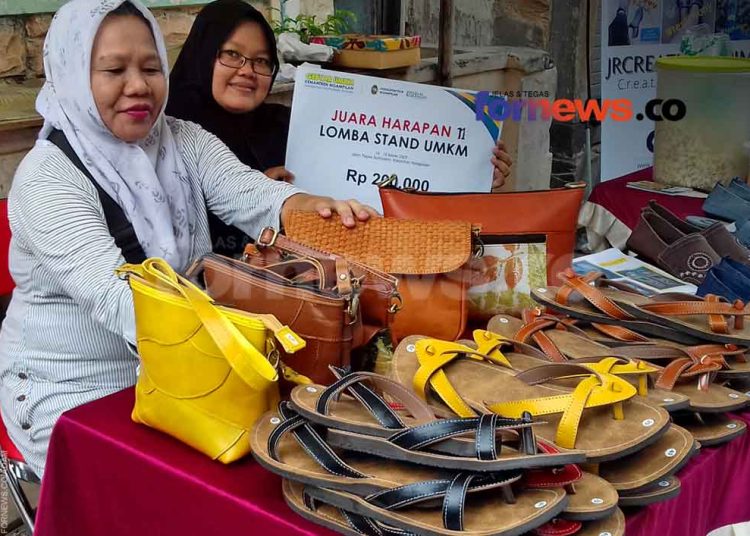 STAN pelaku usaha mikro kecil dan menengah (UMKM) yang memamerkan tas dan sandal berbahan kulit di Expo Gebyar UMKM yang terpilih sebagai Juara Harapan Dua dengan hadiah uang sebesar Rp 200.000. (foto fornews.co/adam)