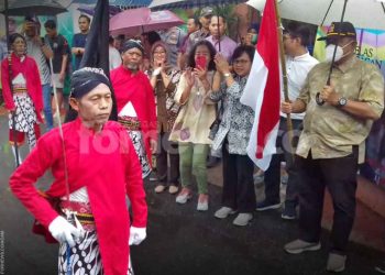 SEKDA Kota Yogya, Ir. Aman Yuriadijaya, M.M tampak memegang payung sambil mengibaskan bendera merah putih pertanda karnaval dimulai. (foto fornews.co/adam)