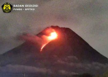 AWAN panas guguran (APG) Gunung Merapi terpantau dari stasiun CCTV Tunggularum, Ahad (12/3/2023) pukul 20.40 WIB. (foto fornews.co/badan geologi)