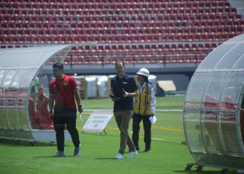Tim Delegasi FIFA saat melakukan inspeksi di Stadion Kapten I Wayan Dipta, Bali, Senin (27/3/2023). (fornews.co/tim dokimentasi LOC Piala Dunia U20 Indonesia 2023)