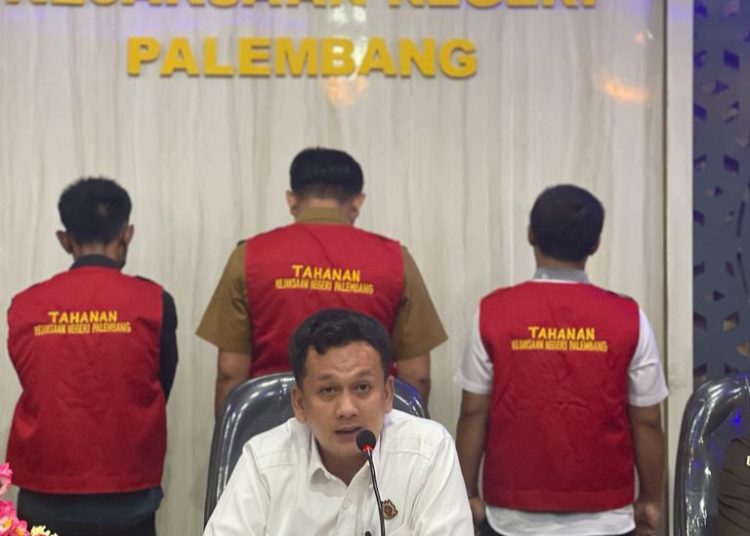 Kejari Palembang memberikan keterangan pers terkait penetapan tersangka dan penahanan Lurah Talang Kelapa, Aldani Marliansyah, Selasa (14/3/2023). (fornews.co/ist)
