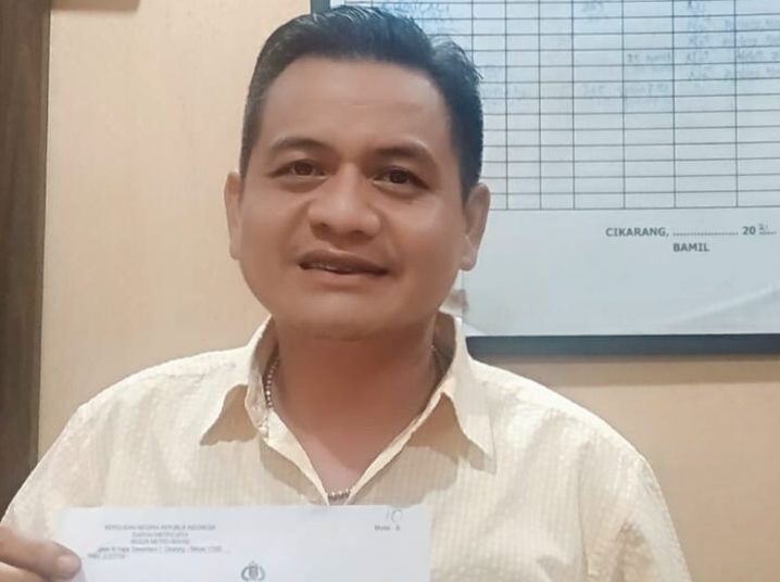 Kuasa Hukum PT Trilogi Sura Laga, MZ Yassin, SH, MH, menunjukkan bukti Surat Tanda Terima Laporan Polisi, usai melaporkan Direktur PT Witan Presisi Indonesia, ke Polres Metro Bekasi, Rabu (22/3/2023).(fornews.co/ist)