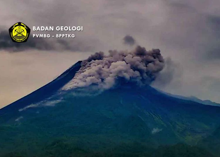 ERUPSI Gunung Merapi pada Kamis (30/3/2023) pukul 15.22 WIB ke arah Kali Boyong dengan jarak luncur 1.000 meter. (foto fornews.co/badan geologi)