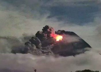 MUNTAHAN awan panas dan lava pijar Gunung Merapi yang terjadi pada Sabtu (11/3/2023) malam pukul 23.01 WIB dengan jarak luncur awan panas guguran maksimal 1.800 meter. (foto fornews.co/badan geologi)