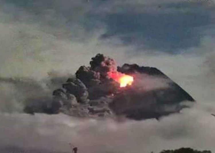 MUNTAHAN awan panas dan lava pijar Gunung Merapi yang terjadi pada Sabtu (11/3/2023) malam pukul 23.01 WIB dengan jarak luncur awan panas guguran maksimal 1.800 meter. (foto fornews.co/badan geologi)