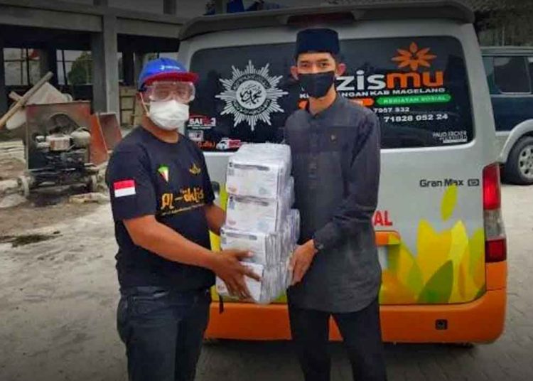 MDMC Yogya secara simbolis menyerahkan masker sebanyak 20.000 dan kacamata pelindung kepada warga terdampak erupsi Merapi di Kabupaten Magelang. (foto fornews.co/muhammadiyah)