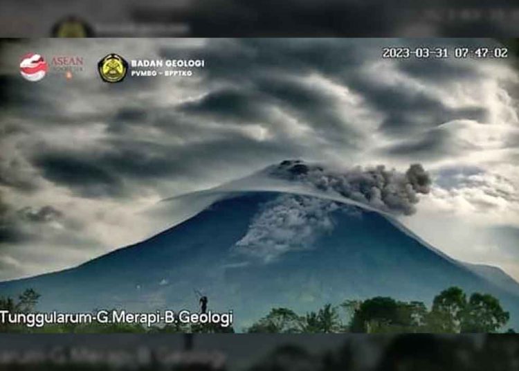 BPPTKG menyebut awan panas guguran yang terjadi pada Jumat pagi tanggal 31 Maret 2023 pukul 07.45 WIB tidak lagi mengarah ke Kali Boyong, namun, kembali ke arah Barat Daya. (foto fornews.co/badan geologi)