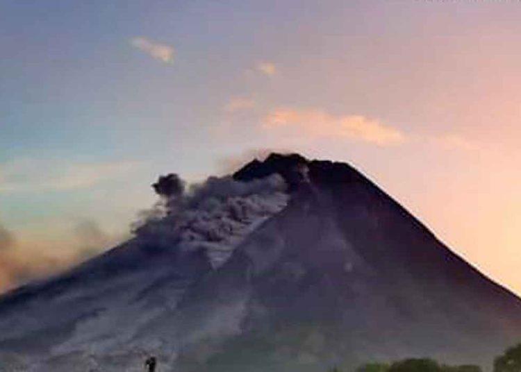 AWAN panas guguran (APG) Gunung Merapi terpantau pukul 05.22 WIB dengan jarak luncur 1.500 meter ke arah Barat Daya di hulu Sungai Bebeng. (foto fornews.co/badan geologi)