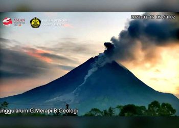 MERAPI terpantau dari Pos Tunggularum memuntahkan awan panas guguran (APG) pada Rabu pagi tanggal 15 Maret 2023 pukul 05.43 WIB ke arah Barat Daya. (foto fornews.co/badan geologi)