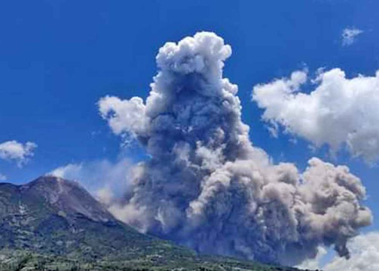 GUNUNG Merapi saat mengeluarkan awan panas pada Sabtu (11/3/2023) pukul 12.12 WIB ke arah Kali Krasak dan Bebeng diperkirakan sejauh 7 kilometer. (foto fornews.co/bpptkg)