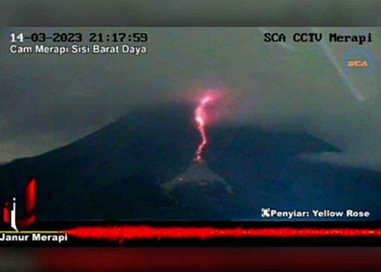 LAVA pijar dan awan panas guguran terekam video warga satu jam kemudian setelah Merapi memuntahkan awan panas pukul 20.26 WIB dengan jarak luncur 1.500 meter ke arah Kali Bebeng dan Krasak. (foto fornews.co/capture)