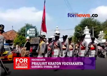 BREGADA karaton melewati Alun-alun Utara saat keluar dari Benteng Karaton menuju Masjid Gedhe Kauman melakukan pengawalan gunungan Garebeg Mulud. (foto fornews.co/capture)