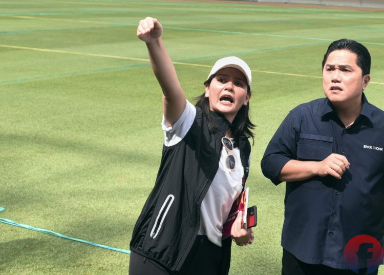 Ketua Umum PSSI, Erick Thohir didampingi Ratu Tisya saat mengecek kondisi Stadion Gelora Sriwijaya Jakabaring, Palembang, Sabtu (11/3/2023). (ifornews.co/mushaful imam)