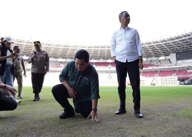 Ketua Umum PSSI Erick Thohir saat memegang rumput Stadion Utama GBK yang memprihatinkan usai konser BLACKPINK, akhir pekan kemarin. (fornews.co/pssi.org)