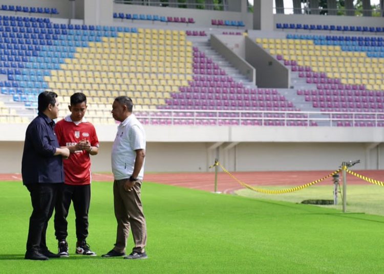Ketua PSSI Erick Thohir, dan Wako Solo Gibran Rakabuming Raka dan Menpora Zainuddin Amali, saat berada di Stadion Manahan, Minggu (12/3/2023). (fornews.co/pssi.org)