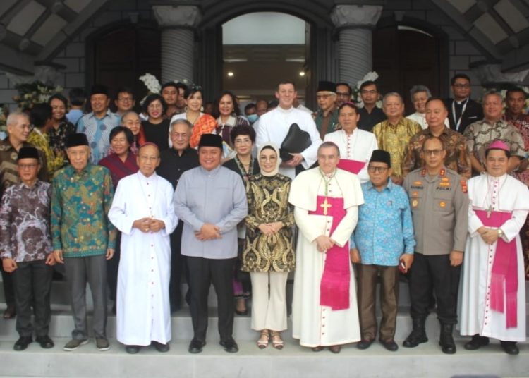 Gubernur Sumsel Herman Deru, Dubes Vatikan Mgr Piero Pioppo, Kapolda Sumsel Irjen Pol A Rachmad Wibowo dan unsur Forkopimda usai peresmian Gereja Katedral St Maria Palembang, Sabtu (25/3/2023). (fornews.co/ist)