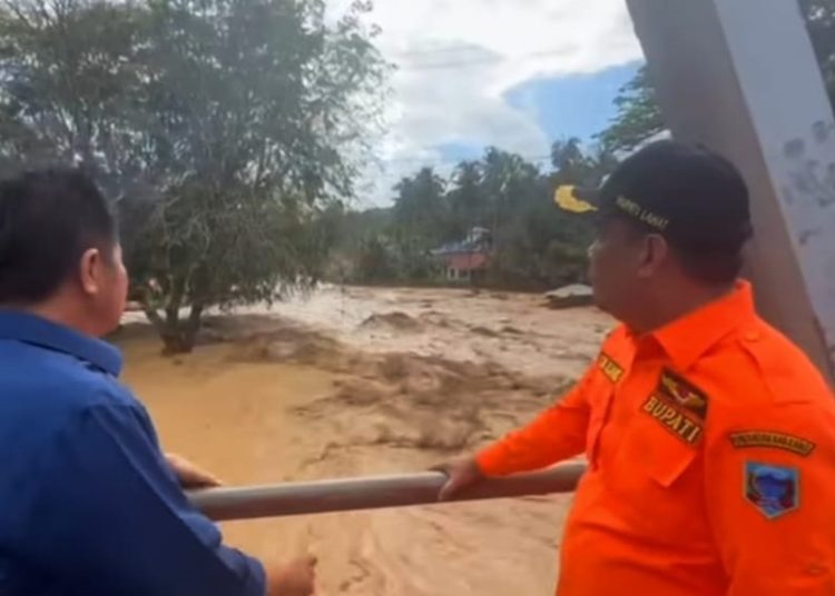 Gubernur Sumsel Herman Deru bersama Bupati Lahat Cik Ujang, saat memantau kondisi Sungai Lematang di Desa Lubuk Sepang, Kecamatan Pulau Pinang, Kamis (9/3/2023). (fornews.co/tangkap layar) 