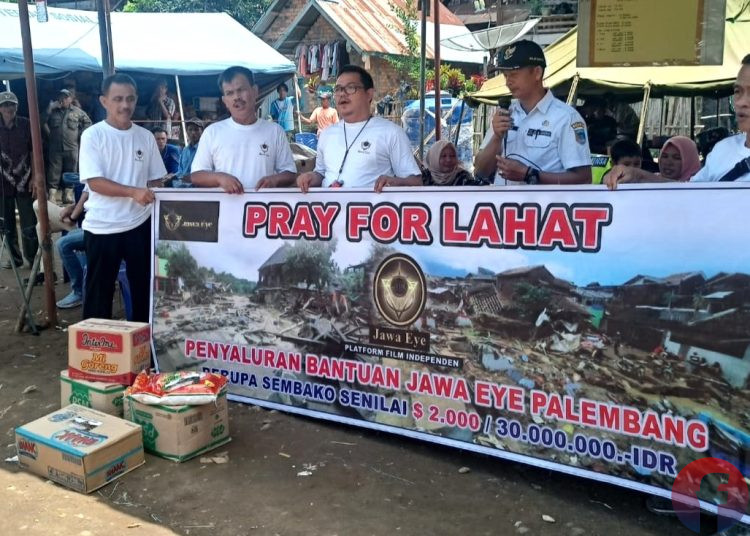 Ketua Tim Penyalur Donasi Kemanusiaan Jawa Eye, Amril bersama Koordinator Jawa Eye Palembang, Kusworo, saat menyerahkan donasi kemanusiaan di Desa Keban Agung, Kecamatan Mulak Sebingkai, Lahat, Rabu (15/3/2023). (fornews.co/sidratul muntaha)