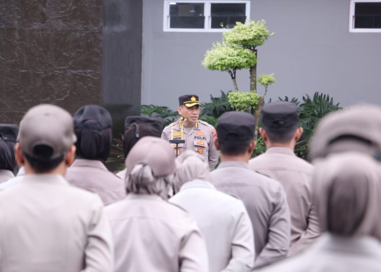 Kabidkeu Polda Sumsel Kombes Pol Marsono, saat memimpin apel pagi di halaman Mapolda Sumsel, Senin (27/3/2023). (fornews.co/ist)