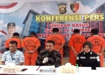 Ditreskrimsus Polda Sumsel saat gelar kasus dan perkara penggerebekan dua gudang BBM Ilegal di Kecamatan Indralaya, Kabupaten Ogan Ilir, Jumat (31/3/2023). (fornews.co/ist)