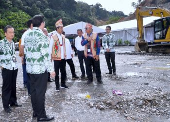 Presiden Jokowi saat berada di lokasi groundbreaking proyek PLTA Mentarang Induk PT Kayan Hydropower Nusantara, di Malinau, Kaltara, Rabu (01/03/2023). (Foto: BPMI Setpres)