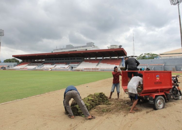 Stadion Madya Bumi Sriwijaya sebagai salah satu venue latihan Piala Dunia U-20 di Palembang terus berbenah, meski FIFA membatalkan event tersebut di gelar di Indonesia. (fornews.co/mushaful imam)