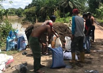 Warga Desa Siku Kecamatan Empat Petulai Dangku mulai melakukan perbaikan pada akses jalan kabupaten Muara Enim ruas Teluk Lubuk - Tanah Abang yang terputus oleh longsor, Minggu (26/3/2023). (fornews.co/ist)