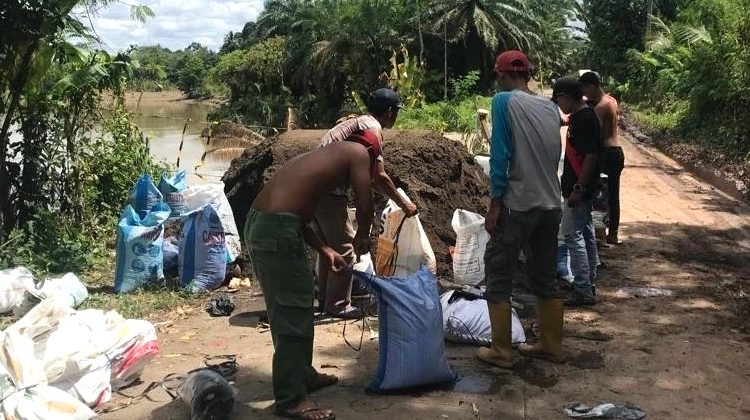 Warga Desa Siku Kecamatan Empat Petulai Dangku mulai melakukan perbaikan pada akses jalan kabupaten Muara Enim ruas Teluk Lubuk - Tanah Abang yang terputus oleh longsor, Minggu (26/3/2023). (fornews.co/ist)