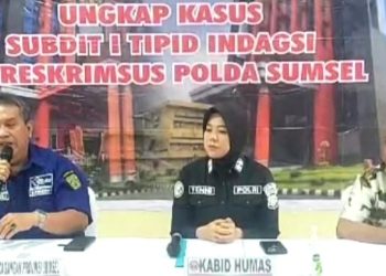 Kasubdit I Tipid Indagsi Ditreskrimsus Polda Sumsel, AKBP Hadi Syaefudin didampingi Kasubbid Penmas Bid Humas Polda Sumsel, AKBP Yenni Diarty, saat konferensi pers di Mapolda Sumsel, Jumat (24/3/2023). (fornews.co/ist)