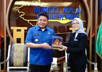 Gubernur Sumsel Herman Deru dan Kepala DJP Sumsel dan Kepulauan Babel, Rhomadhaniah, seusai menyampaikan SPT Gubernur Sumsel, di ruang tamu Gubernur, Senin (13/3/2023). (fornews.co/humas pemprov sumsel) 