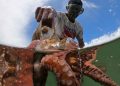SEORANG nelayan di Indonesia sedang mengangkat gurita sebagai komoditas ekspor. (foto fornews.co/mongabay)