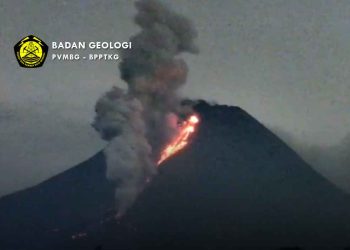 LAVA pijar dan awan panas Merapi terjadi pukul 19.30 WIB dengan jarak luncur 1.300 meter ke arah Barat Daya di jalur Kali Bebeng. (foto fornews.co/capture)