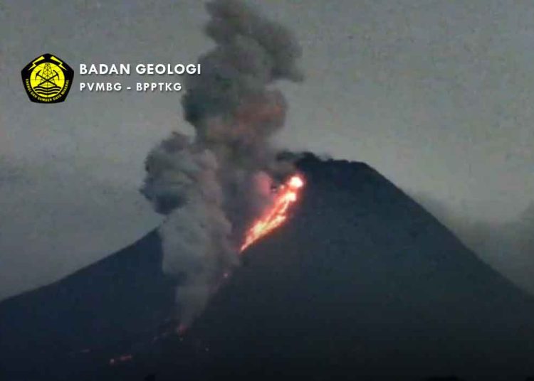 LAVA pijar dan awan panas Merapi terjadi pukul 19.30 WIB dengan jarak luncur 1.300 meter ke arah Barat Daya di jalur Kali Bebeng. (foto fornews.co/capture)