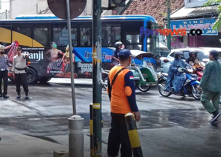 KEMACETAN di Yogya meski Idul Fitri 1444H masih beberapa hari ke depan. Namun, banyak wisatawan yang mulai berdatangan, Ahad (9/4/2023). (foto fornews.co/adam)