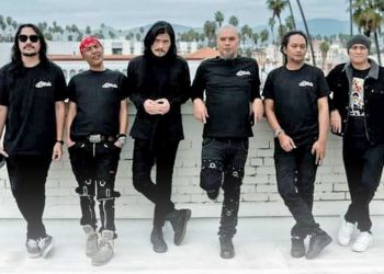 DEWA19 mengapit Dewa nuda dari kiri Marcello, Virzha dan drumer pengganti Tyo. (foto fornews.co/dewa19)