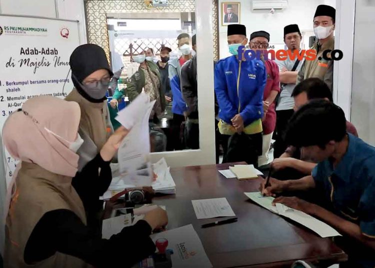 PARA pengurus masjid mengisi daftar hadir untuk menerima zakat mal dari RS PKU Muhammadiyah Yogya dan Sleman melalui Lazizmu. (foto fornews.co/adam)