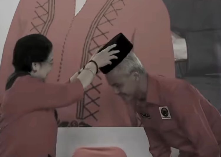 Ketua Umum PDI Perjuangan, Megawati Soekarnoputri saat akan memasangkan kopiah ke kepala Ganjar Pranowo sebagai capres PDI Perjuangan di Istana Batutulis, Bogor, Jumat (21/4/2023). (fornews.co/tangkap layar).