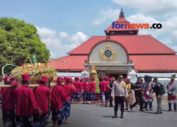 KAPOLRESTA Yogyakarta Kombes Pol Saiful Anwar, S.Sos., S.I.K., M.H tampak berdiri di pelataran Masjid Gede Kauman terjun langsung memimpin pengawalan dan pengamanan upacara Gunungan Garebeg Sawal 1444 Hijriyah/Ehe 1956. (foto fornews.co/adam)