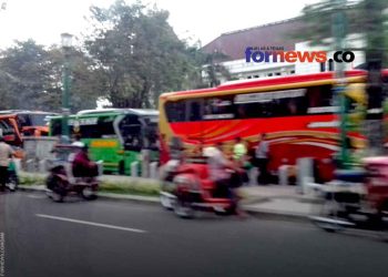 LOKASI tempat parkir wisata di kawasan Jalan Senopati tak jauh dari Titi Nol Kilometer menjadi langganan parkir bus-bus wisata. (foto fornews.co/adam)