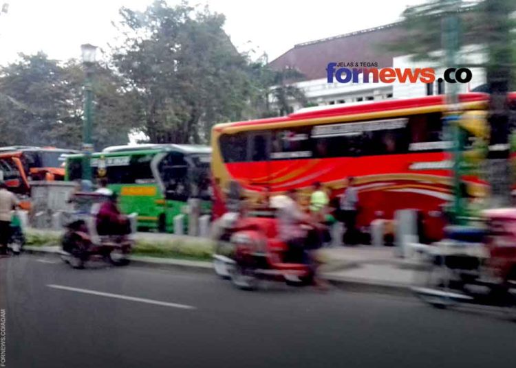 LOKASI tempat parkir wisata di kawasan Jalan Senopati tak jauh dari Titi Nol Kilometer menjadi langganan parkir bus-bus wisata. (foto fornews.co/adam)