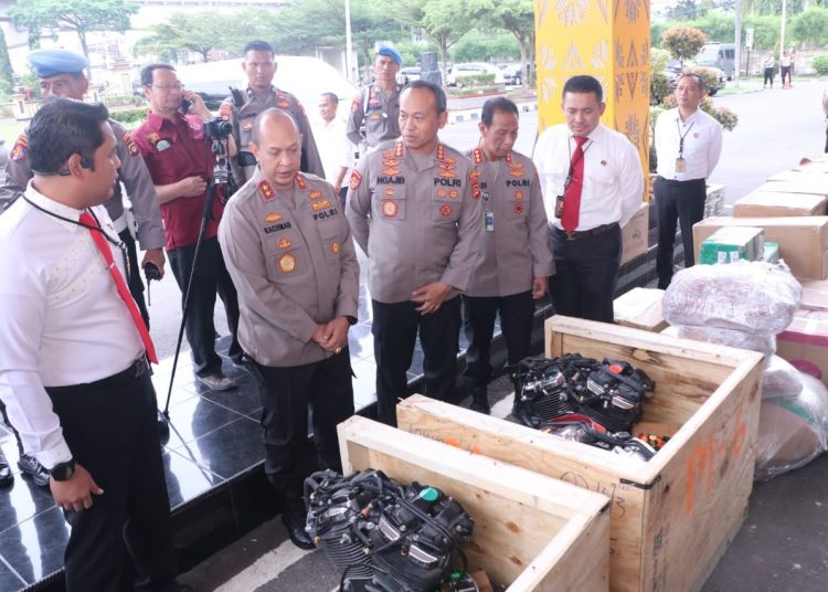 Kapolda Sumsel Irjen Pol A Rachmad Wibowo, didampingi Kapolrestabes Palembang Kombes Pol Mokhamad Ngajib, saat melihat mesin Harley Davidson Ilegal Asal Tiongkok, pada ungkap kasus, Senin (3/4/2023). (fornews.co/ist)