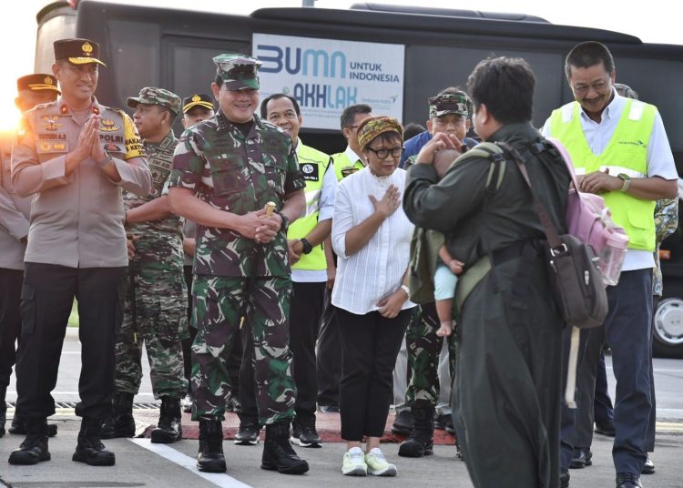 Menlu Retno Marsudi dan Panglima TNI Laksamana Yudo Margono sambut kedatangan WNI dari Sudan di Jakarta, Jumat (28/04/2023). (fornews.co/Foto: Humas Kemlu)