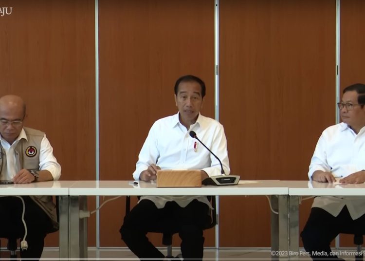 Presiden Jokowi saat menggelar Ratas Persiapan Mudik Lebaran Tahun 2023 di sela Kunker di Pelabuhan Merak, Kota Cilegon, Banten, Selasa (11/04/2023). (fornews.co/ist)