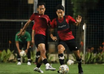 Pemain Timnas U-22 SEA Games 2023 saat melahat menu latihan taktikal, di Stadion Madya, Jakarta, Kamis (6/4/2023) malam. (iNewspalembang.id/pssi.org)