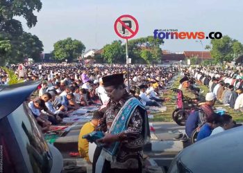 SUASANA sholat Idul Fitri 1444 Hijriyah pada Jum'at pagi tanggal 21 April 2023 di Alun-alun Selatan Yogyakarta. (foto fornews.co/adam)