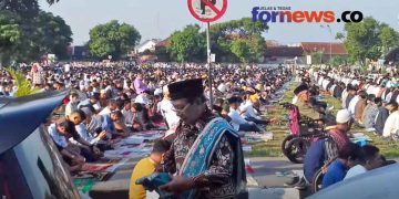 SUASANA sholat Idul Fitri 1444 Hijriyah pada Jum'at pagi tanggal 21 April 2023 di Alun-alun Selatan Yogyakarta. (foto fornews.co/adam)