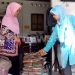 DUA petugas Bank Sampah Pokoke Resik RW.05 Notoprajan, Kemantren Ngampilan, Kota Yogyakarta, sedang menimbang sampah kertas miik warga, Senin (8/5/2023). (foto fornews.co/adam)