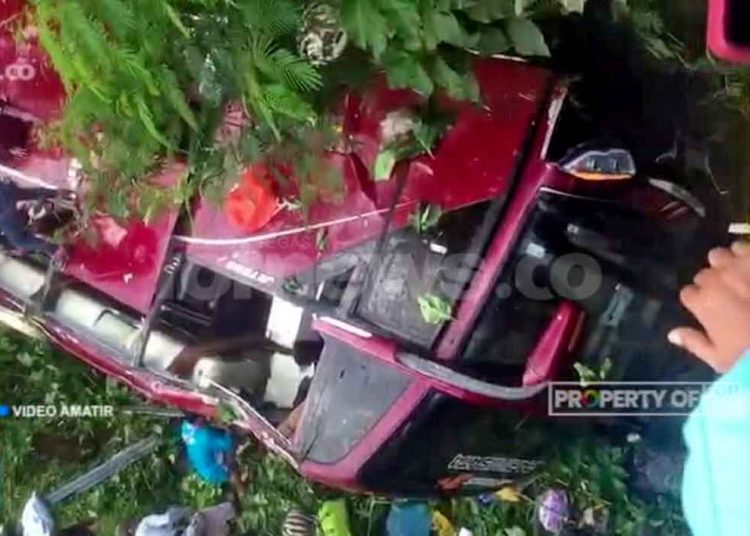 BUS Duta Wisata Rombongan dari Tanggerang Selatan yang berada di dasar Kali Awu setelah terguling terjun dari area parkir Objek Wisata Guci Tegal di Kelurahan Rembul, Kecamatan Bojong, Kabupaten Tegal, Jawa Tengah, Ahad (7/5/2023). (foto fornews.co/capture video)