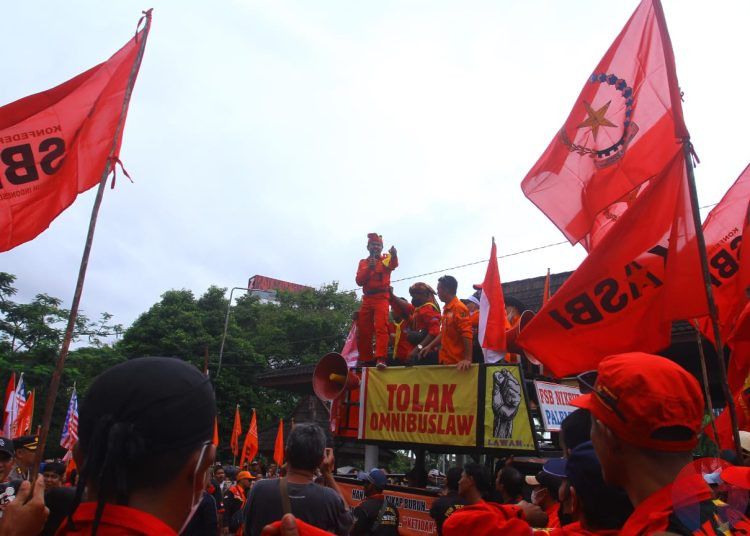 Salah satu koordinator aksi menyampaikan orasi pada aksi Hari Buruh di depan Gedung DPDR Sumsel, Senin (1/5)2023). (fornews.co/wahyu rahmanto)